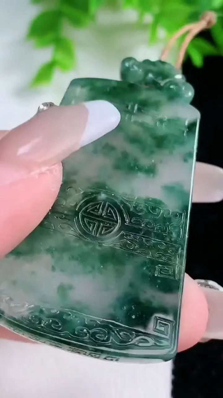 天然A货翡翠种飘花仿古无事牌吊坠，尺寸46-30.8-5.5，重量:23.78g
1月25日