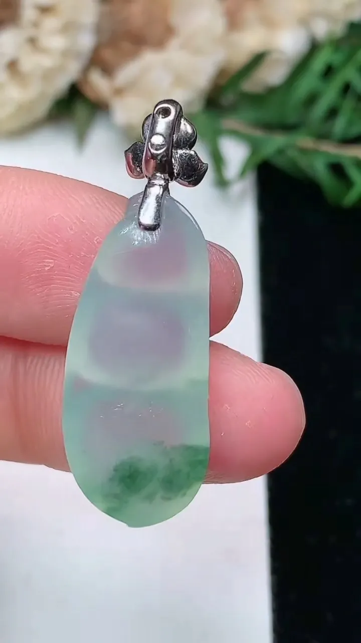 天然A货翡翠飘花福豆吊坠，尺寸26-11.5-5.6，重量:3.50g
1月25日