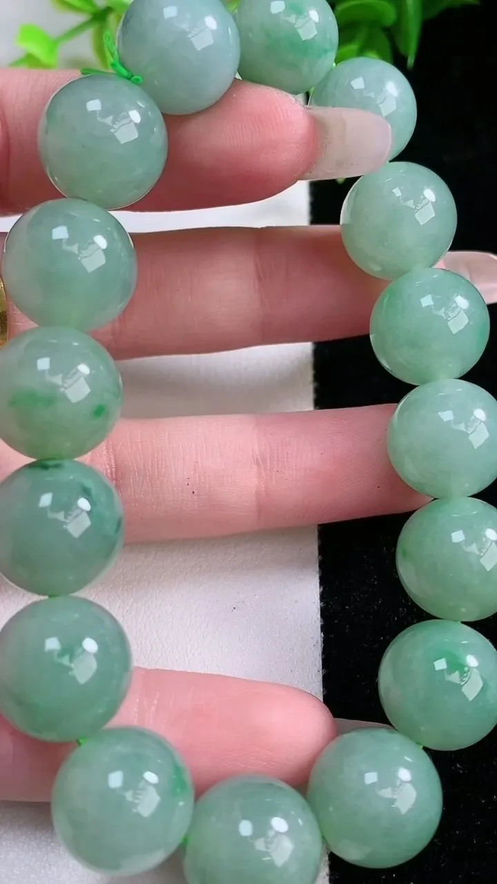 天然A货翡翠圆珠手串，尺寸13.5，重:65.00g1月25日
工厂直销收藏佳品,种好水足，色泽均匀