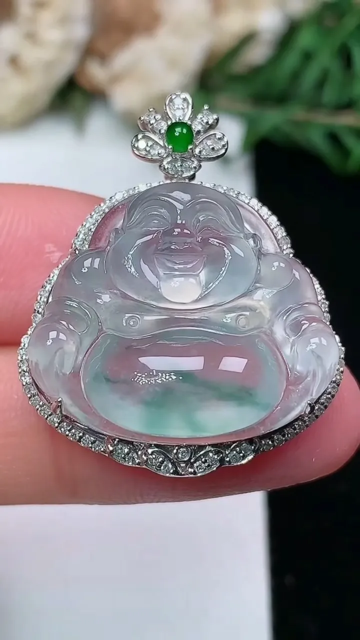 天然A货翡翠飘花佛公吊坠，尺寸30.4-24.9-10.2，裸石19.5-22.8，重量:6.33g
1月25日