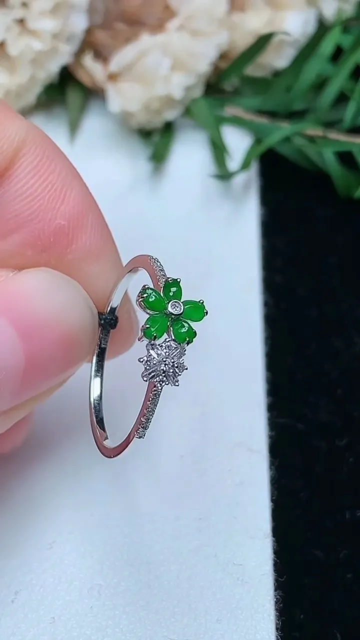 天然A货翡翠随形戒指，尺寸16.7-2.5-1.9，重量:1.33g2026年1月25日
工厂直销收藏佳品,种好水足，色泽均匀，有种有色，上手高大气！