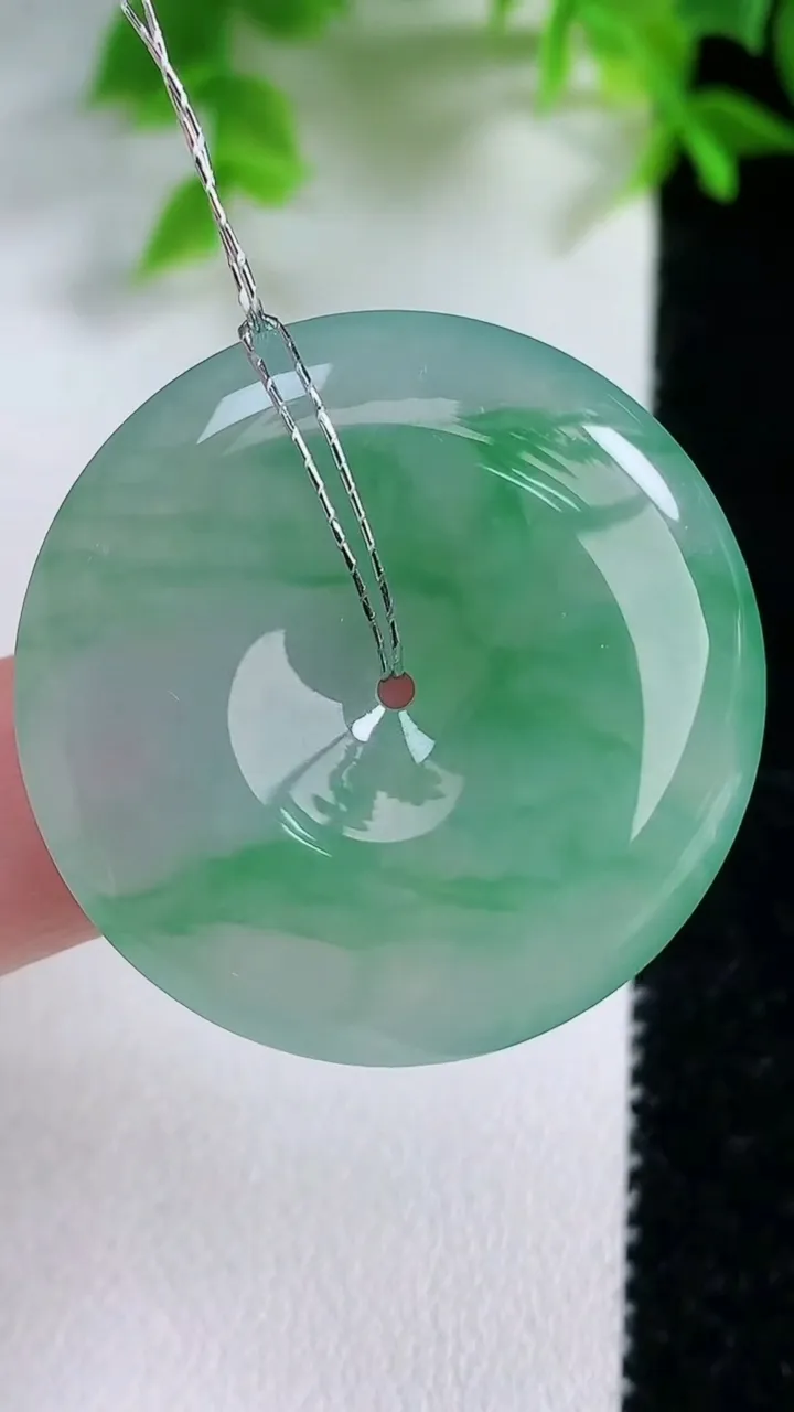 天然A货翡翠平安扣吊坠，尺寸31.8-5.7，重量:12.10g
1月25日