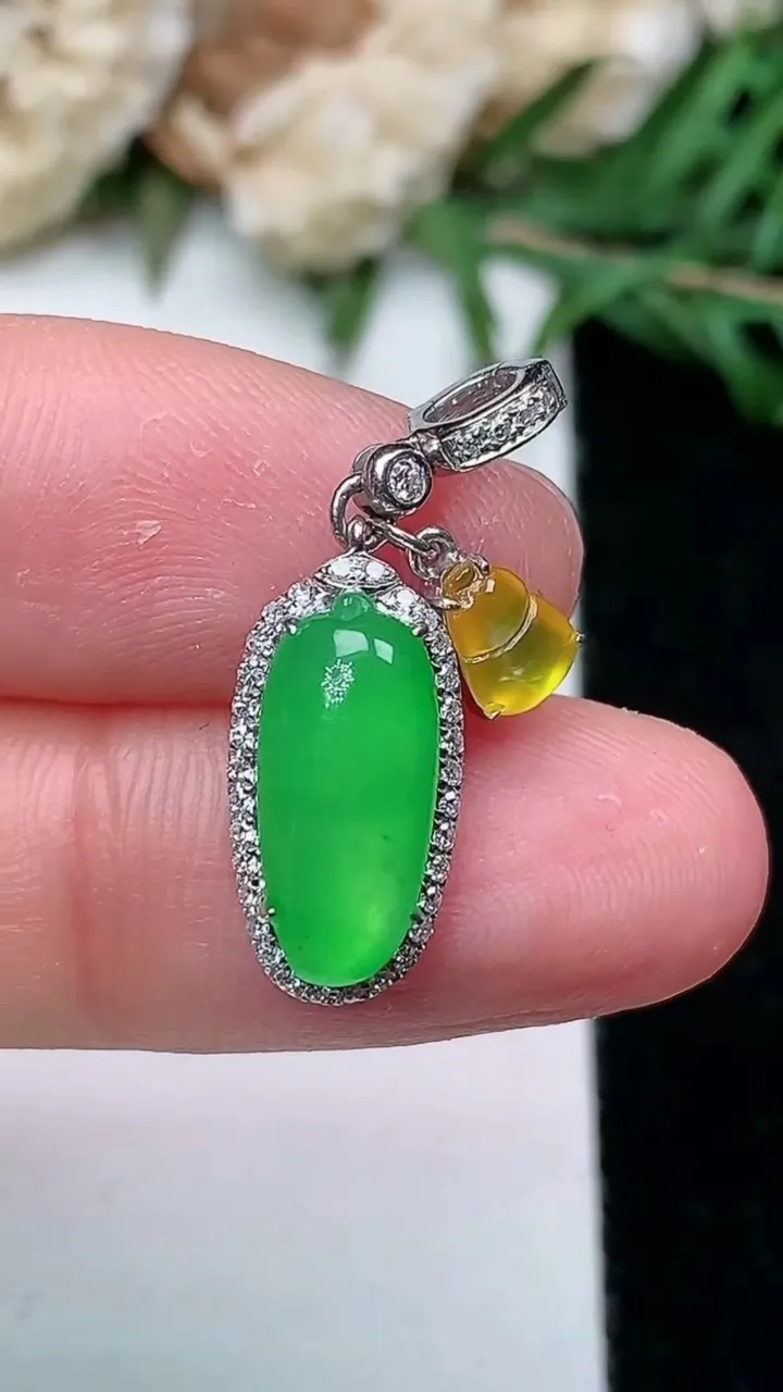 天然A货翡翠福瓜吊坠，尺寸25.8-8-6.4，裸石13-6，重量:2.29g
1月25日