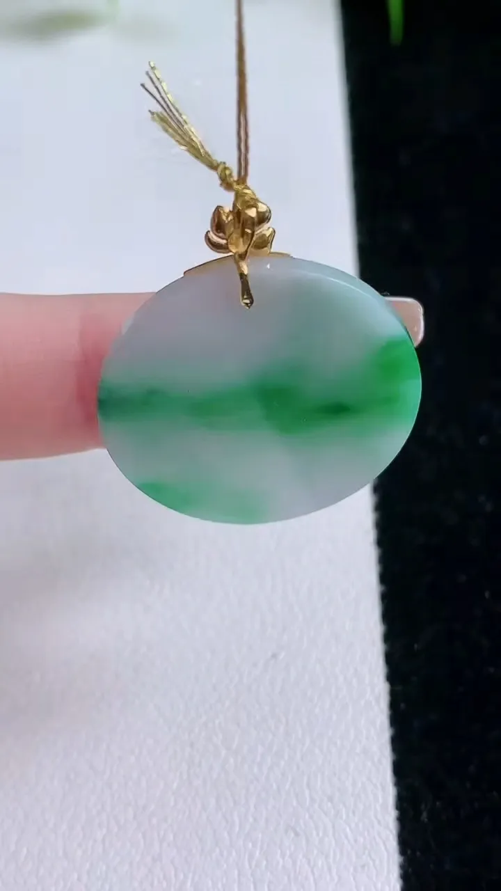 天然A货翡翠无事牌吊坠，尺寸25.8-1.6，重量:3.61g
1月25日