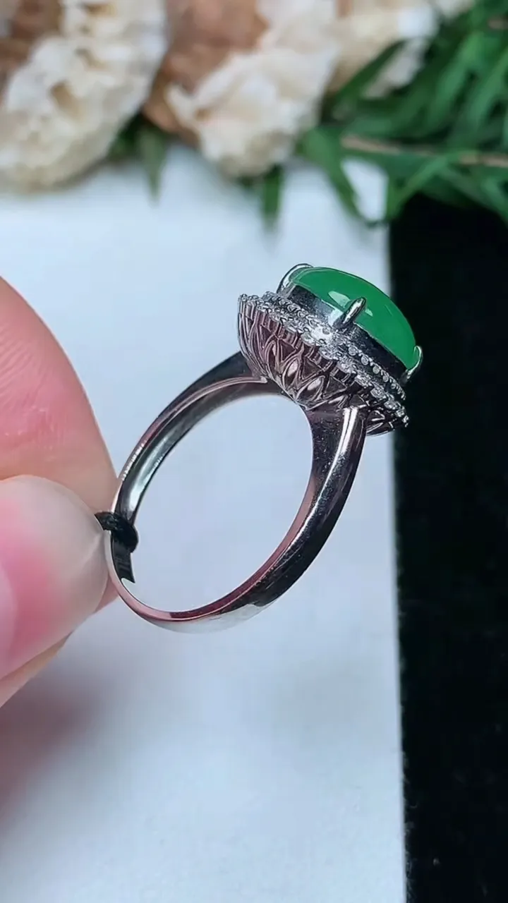天然A货翡翠蛋面戒指，尺寸17.3-9.6，重量:4.26g2026年1月25日
工厂直销收藏佳品,种好水足，色泽均匀，有种有色，上手高大气！