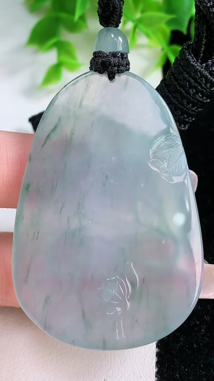 天然A货翡翠种飘花大势至菩萨吊坠，尺寸56-38.3-5.7，重量:28.90g
1月25日