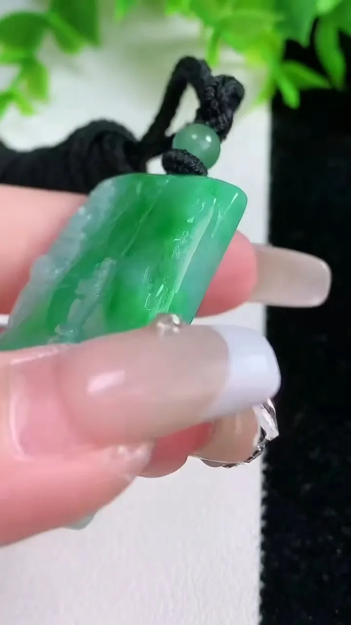 天然A货翡翠山水牌吊坠，尺寸42.7-26-6.3，重量:19.70g
1月25日