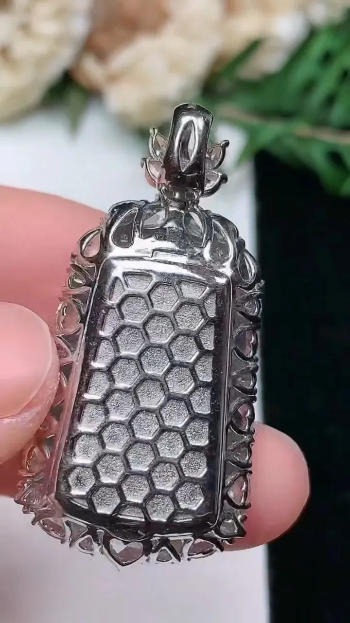 天然A货翡翠无事牌吊坠，尺寸35.4-17.6-9，裸石19.4-12.9
1月25日