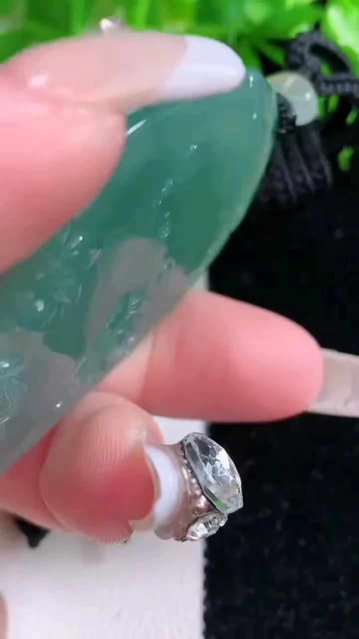 天然A货翡翠大势至菩萨吊坠，尺寸64.2-35-9.4，重量:47.77g
1月25日