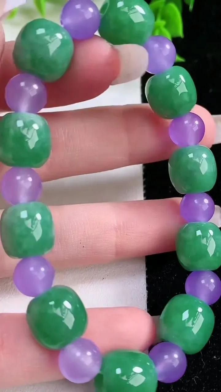 天然A货翡翠路路通手串10颗，尺寸11-10.6，重:33.12g1月25日
工厂直销收藏佳品,种好水足，色泽均匀，有种有色，上手高大气！