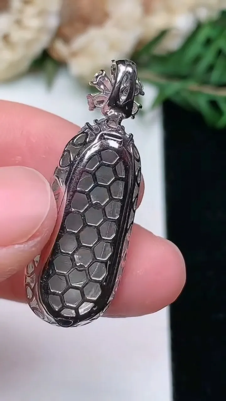 天然A货翡翠福瓜吊坠，尺寸32.9-11.7-8.5，裸石22-8，重量:4.88g
1月25日