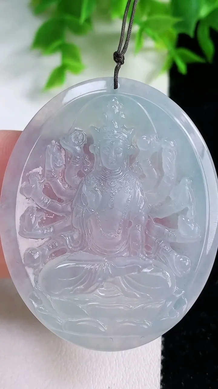 天然A货翡翠千手观音吊坠，尺寸51.3-42.3-5.4，重量:25.52g
1月25日