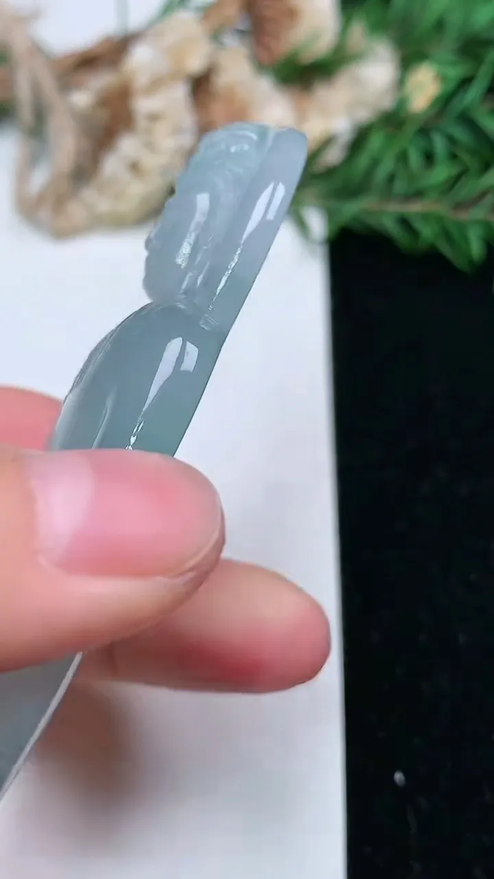 天然A货翡翠观音菩萨吊坠，尺寸68.2-39.3-9.5，重量:47.21g
1月25日