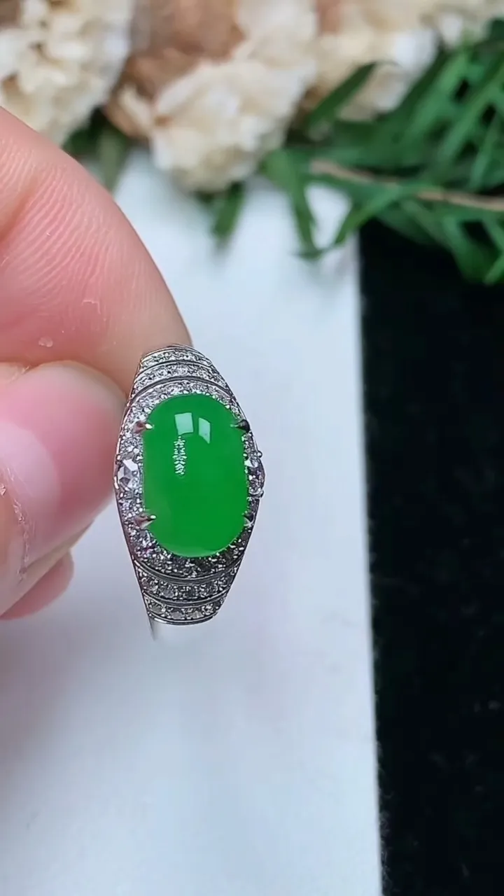 天然A货翡翠马鞍戒指，尺寸17-9.5-5.9，重量:3.16g2026年1月25日
工厂直销收藏佳品,种好水足，色泽均匀，有种有色，上手高大气！