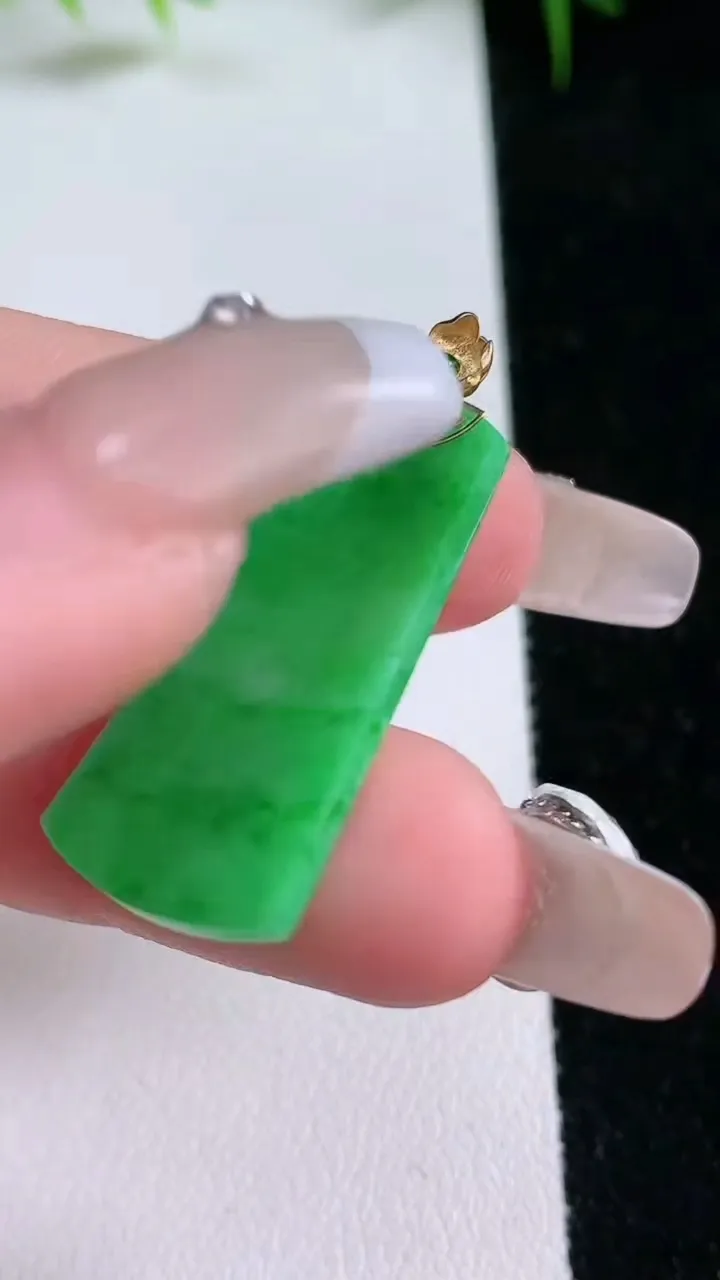 天然A货翡翠无事牌吊坠，尺寸30-14.8-1.8，重量:2.74g
1月25日