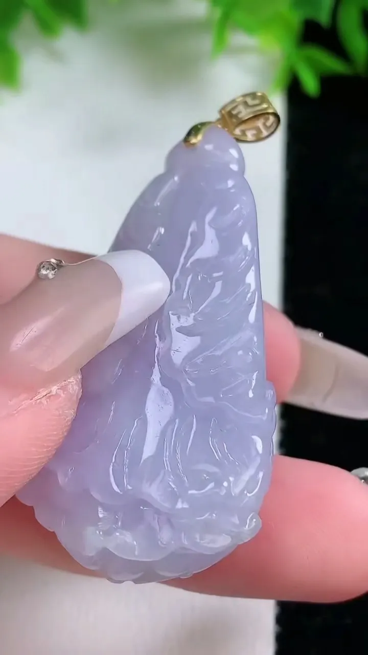 天然A货翡翠18K金紫罗兰白菜吊坠，尺寸46.5-23.4-11.5，重量:19.77g
1月25日