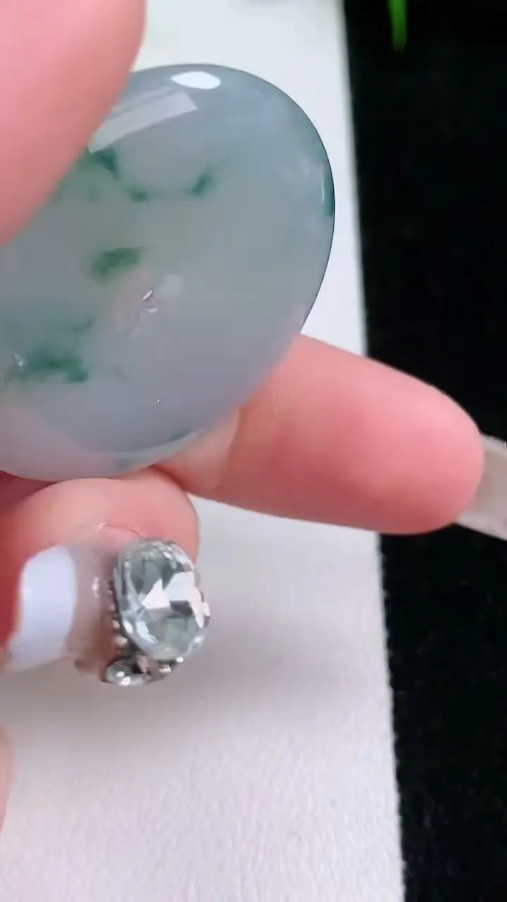 天然A货翡翠飘花平安扣吊坠，尺寸32.8-5.8，重量:14.45g
1月25日