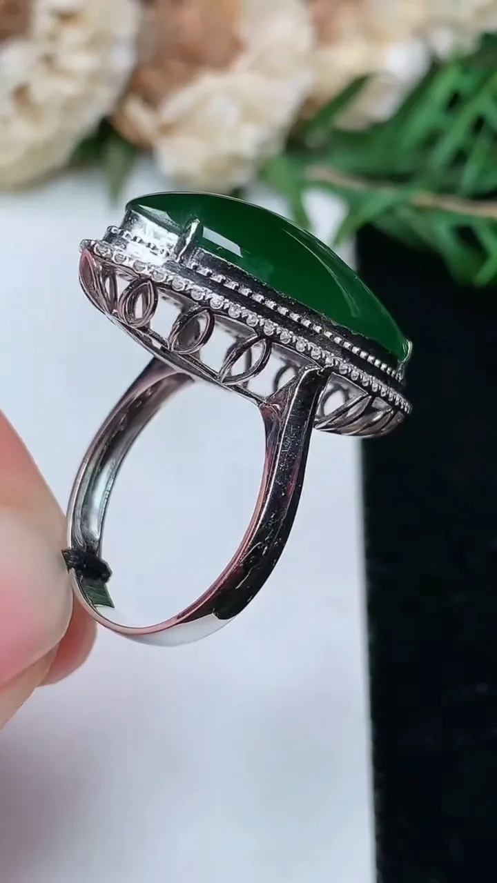 天然A货翡翠随形戒指，尺寸17-24.8-11.6，重量:5.89g2026年1月25日
工厂直销收藏佳品,种好水足，色泽均匀，有种有色，上手高大气！