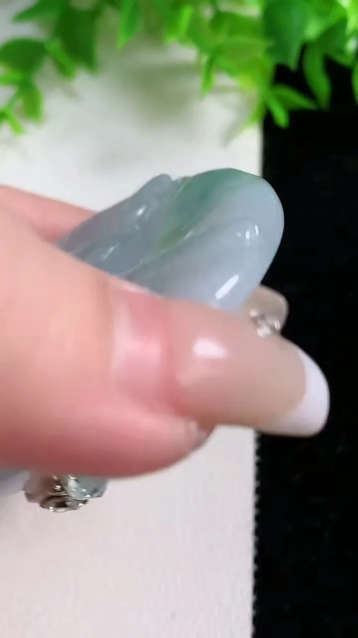 天然A货翡翠冰种飘花观音菩萨吊坠，尺寸57.4-5.2，重量:58.80g
1月25日