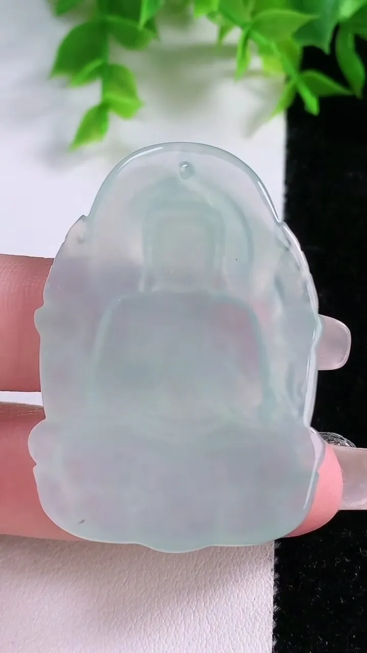 天然A货翡翠阿弥陀佛吊坠，尺寸45.6-31.3-5，重量:17.60g
1月25日