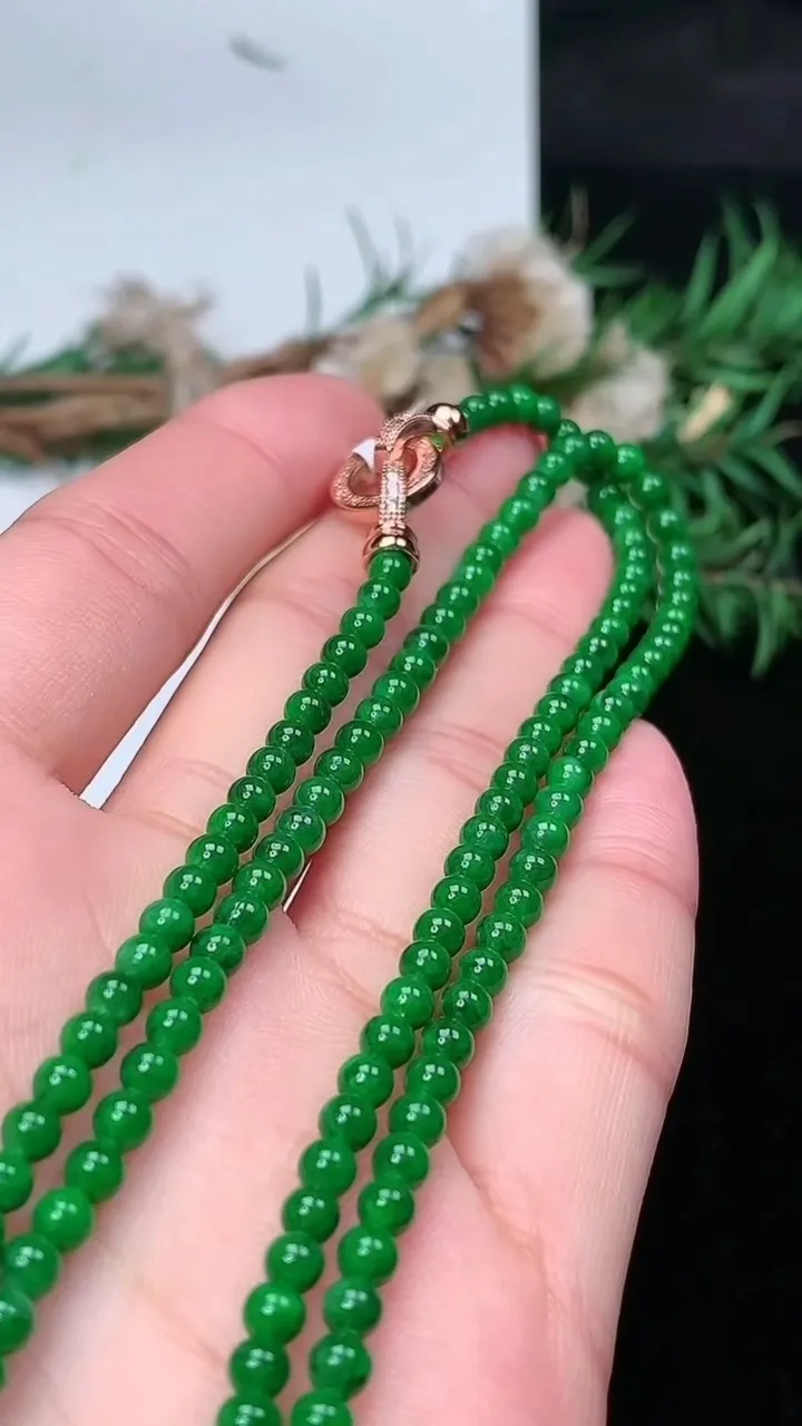 天然A货翡翠小米珠项链，尺寸3.7-167颗，重量:14.75g1月25日
工厂直销收藏佳品,种好水足，色泽均匀，有种有色，上手高大气！