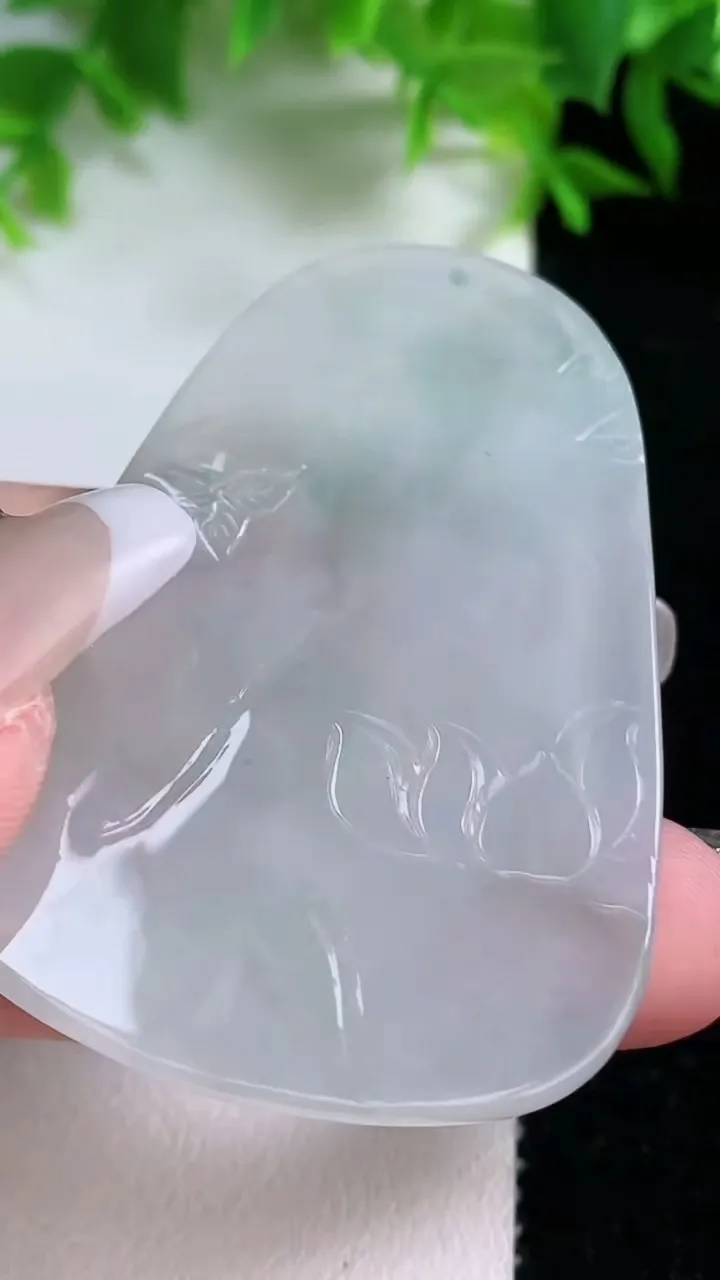 天然A货翡翠大势至菩萨吊坠，尺寸56.8-38.5-4.3，重量:22.66g
1月25日