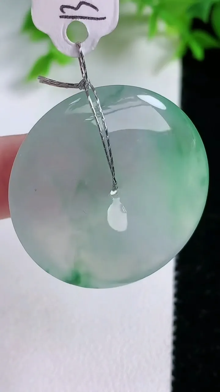 天然A货翡翠平安扣吊坠，尺寸32-5.7，重量:11.99g
1月25日