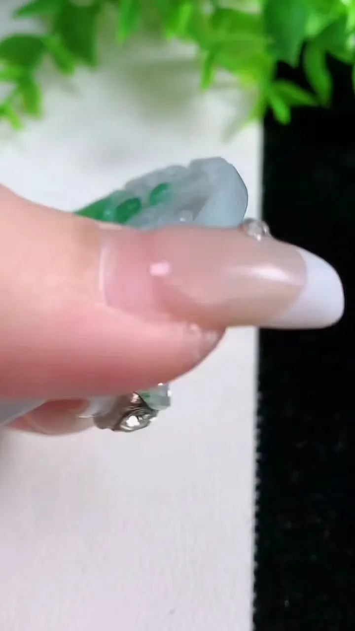 天然A货翡翠生肖马吊坠，尺寸52.2-4，重量:24.23g
1月25日