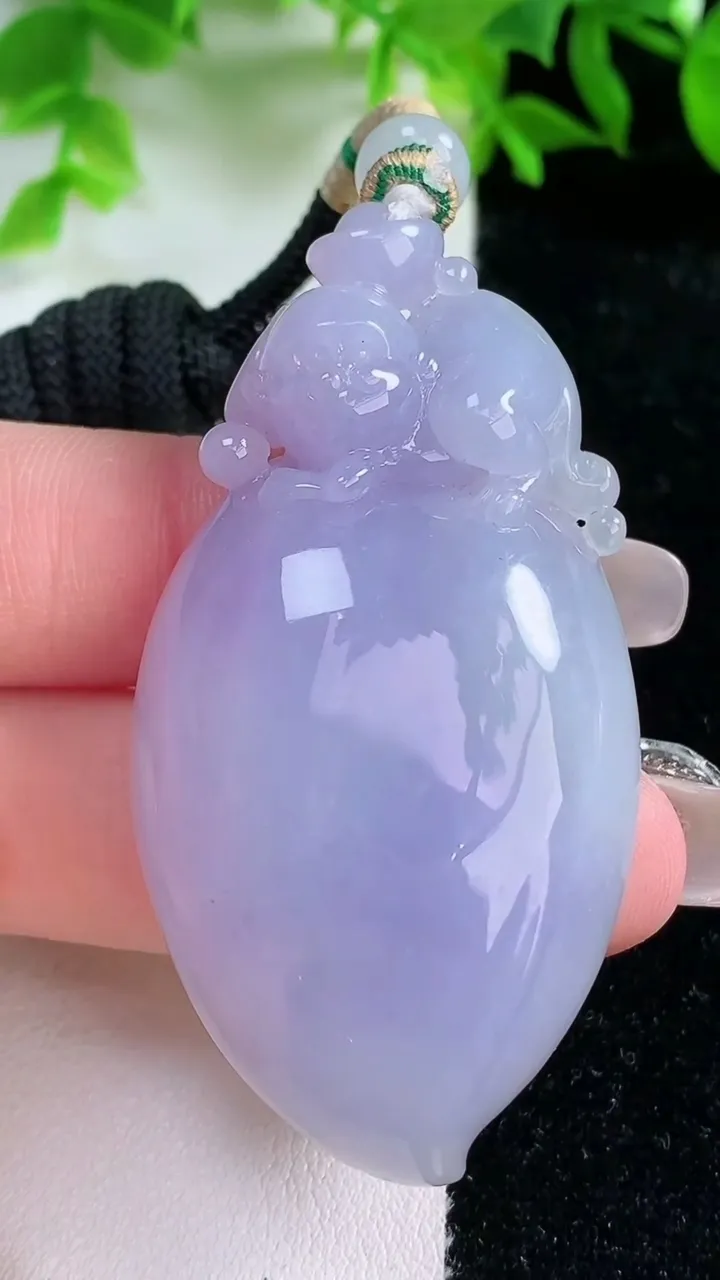 天然A货翡翠紫罗兰寿桃吊坠，尺寸56.4-29.4-10.2，重量:31.51g
1月25日