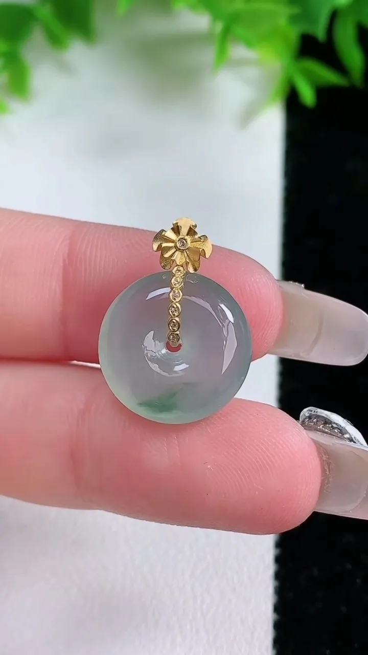 天然A货翡翠种飘花平安扣吊坠，尺寸15-6，重量:3.47g
1月25日