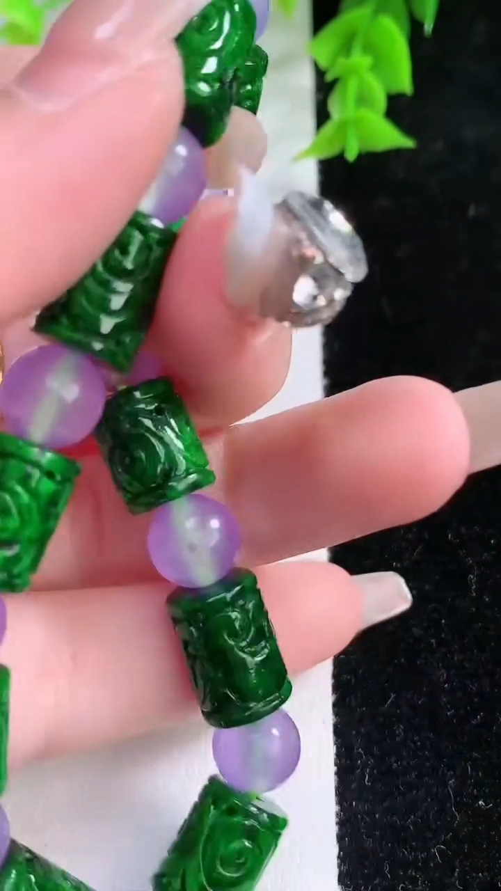 天然A货翡翠雕花路路通手串，尺寸12-8.6，重:27.19g1月25日
工厂直销收藏佳品,种好水足，色泽均匀，有种有色，上手高大气！