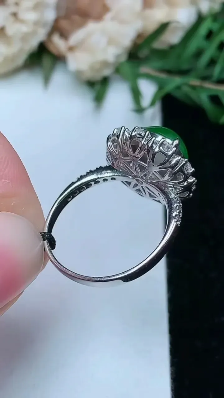 天然A货翡翠蛋面戒指，尺寸17.2-9，重量:3.59g2026年1月25日
工厂直销收藏佳品,种好水足，色泽均匀，有种有色，上手高大气！