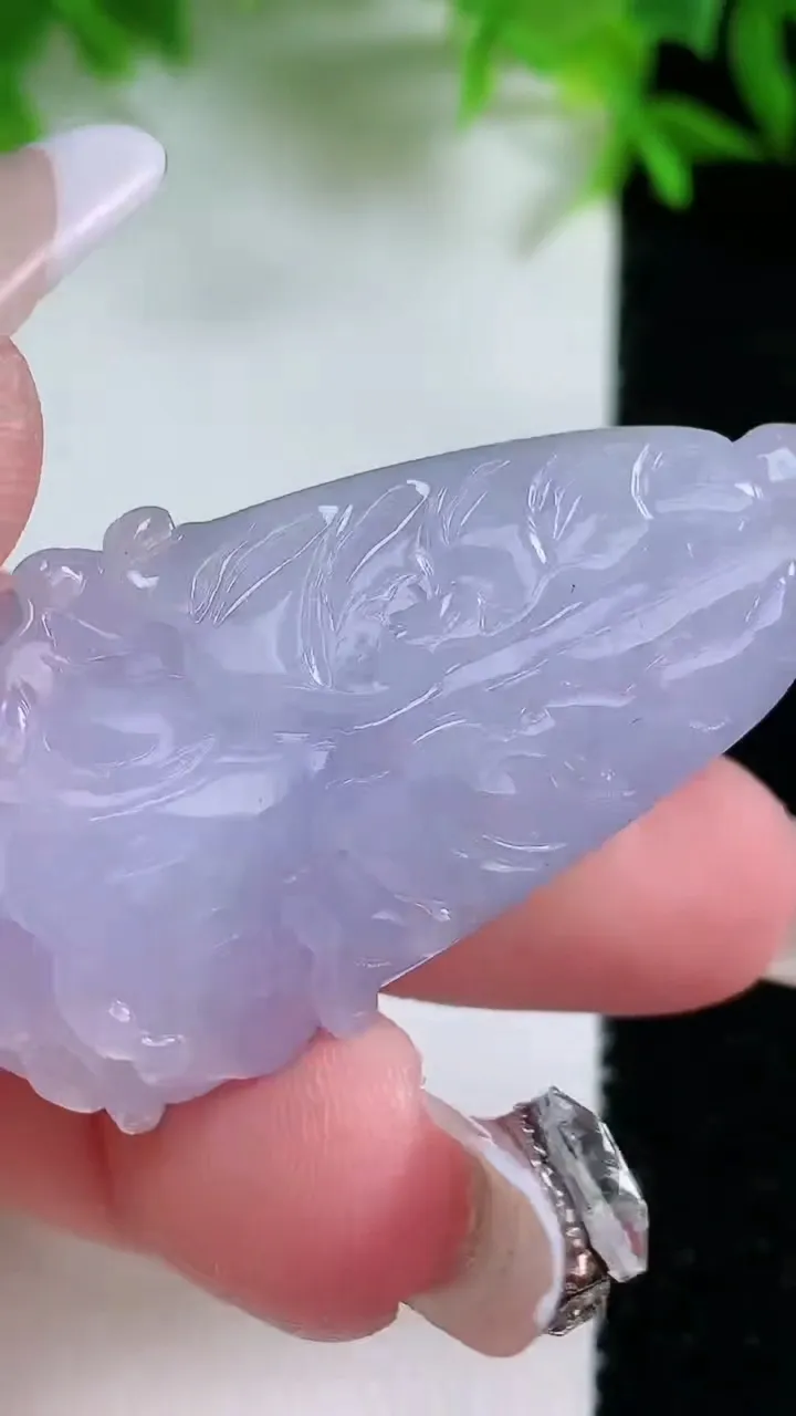 天然A货翡翠18K金紫罗兰白菜吊坠，尺寸46.5-23.4-11.5，重量:19.77g
1月25日