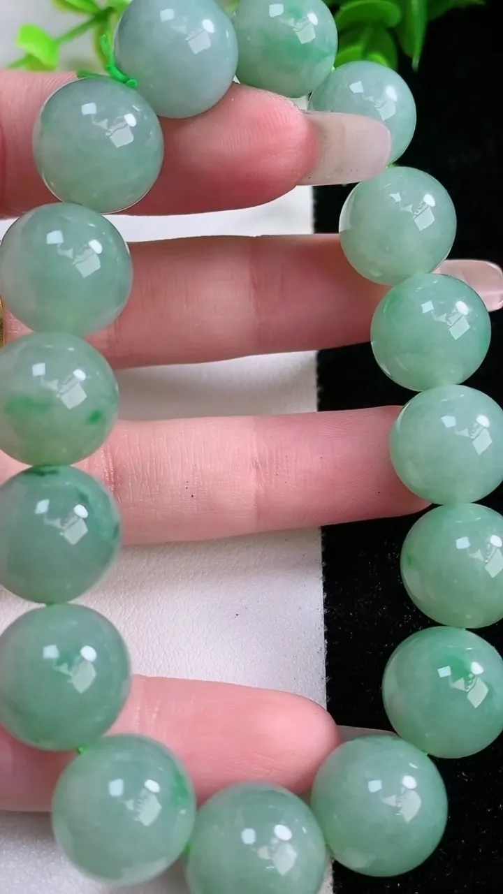 天然A货翡翠圆珠手串，尺寸13.5，重:65.00g1月25日
工厂直销收藏佳品,种好水足，色泽均匀，有种有色，上手高大气！