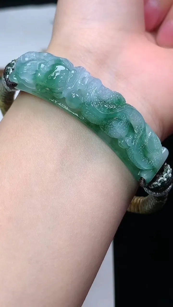 天然A货翡翠龙牌手牌，尺寸54.5-12.4-8.8，重量:26.77g
1月25日