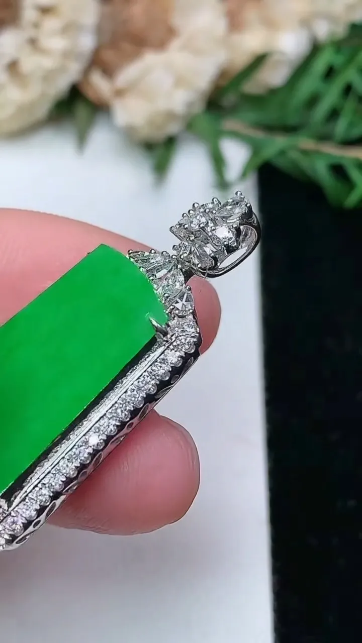 天然A货翡翠无事牌吊坠，尺寸35.5-18-7.4，裸石21.9-15，重量:6.00g
1月25日