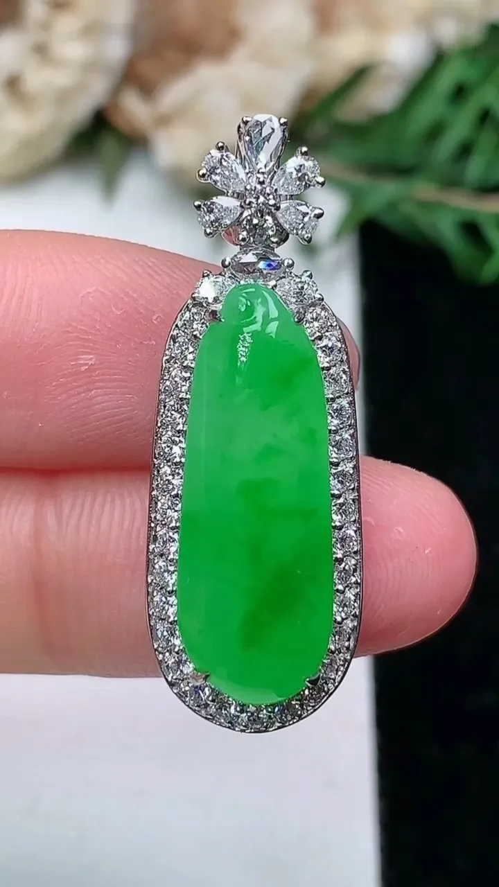 天然A货翡翠福瓜吊坠，尺寸32.9-11.7-8.5，裸石22-8，重量:4.88g
1月25日