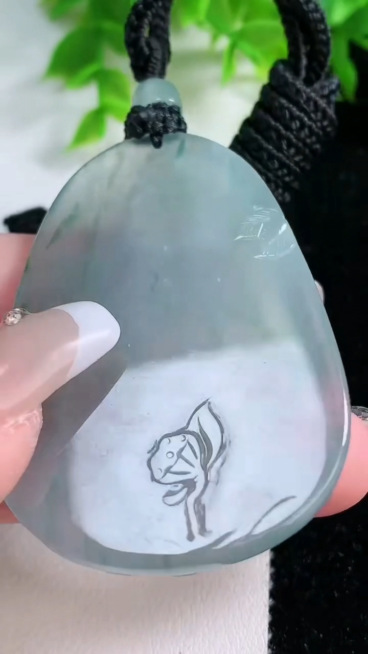 天然A货翡翠种飘花大势至菩萨吊坠，尺寸56-38.3-5.7，重量:28.90g
1月25日