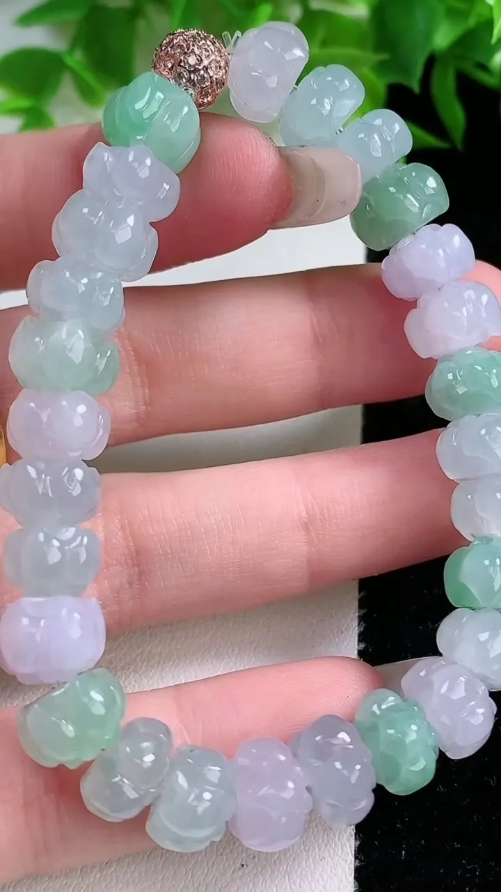 天然A货翡翠莲花手串，尺寸9-5.6，重量:28.41g1月25日
工厂直销收藏佳品,种好水足，色泽