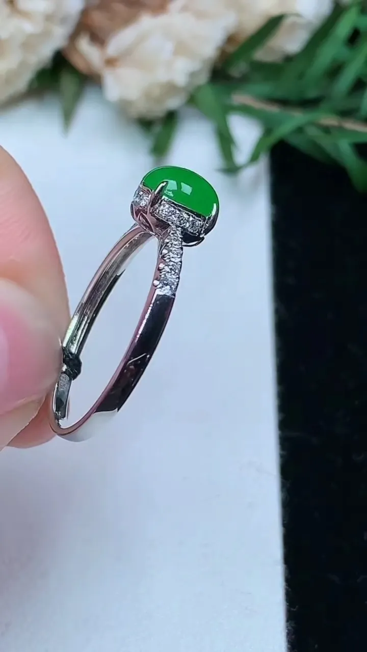 天然A货翡翠蛋面戒指，尺寸17.3-6.5-5.8，重量:1.63g2026年1月25日
工厂直销收藏佳品,种好水足，色泽均匀，有种有色，上手高大气！