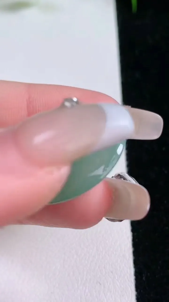 天然A货翡翠平安扣吊坠，尺寸26-5.7，重量:8.82g
1月25日