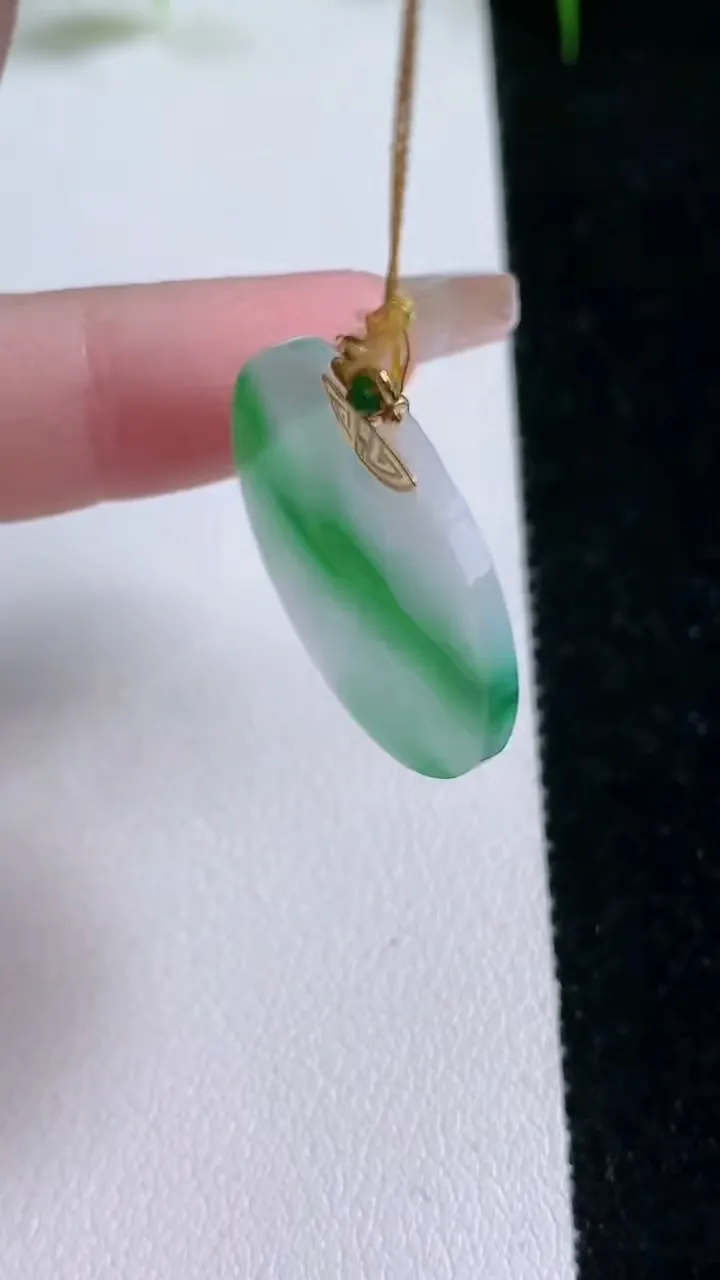 天然A货翡翠无事牌吊坠，尺寸25.8-1.6，重量:3.61g
1月25日