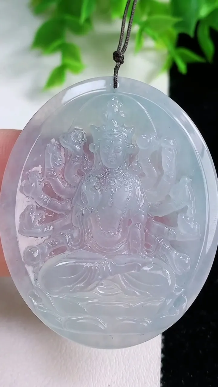 天然A货翡翠千手观音吊坠，尺寸51.3-42.3-5.4，重量:25.52g
1月25日