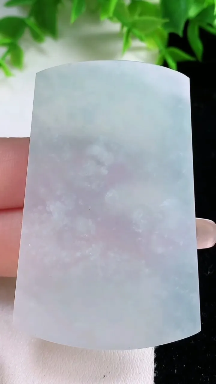 天然A货翡翠无事牌镶嵌件，尺寸58.6-37.8-5.4，重量:37.28g
1月25日