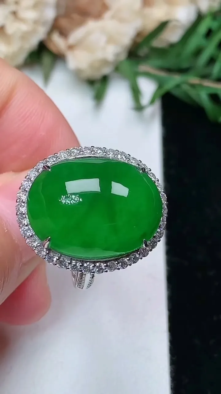 天然A货翡翠蛋面戒指，尺寸17-17.4-12.9，重量:5.19g2026年1月25日
工厂直销收藏佳品,种好水足，色泽均匀，有种有色，上手高大气！