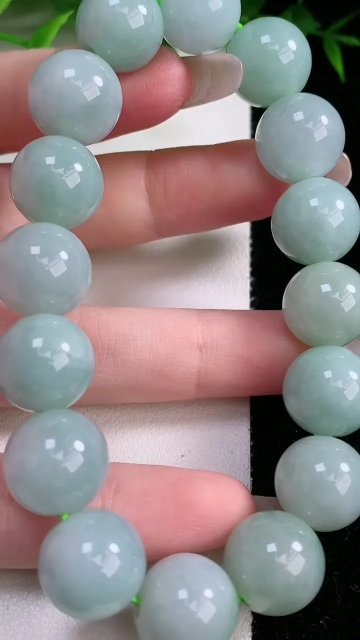 天然A货翡翠圆珠手串，尺寸13，重:63.37g1月25日
工厂直销收藏佳品,种好水足，色泽均匀，有种有色，上手高大气！