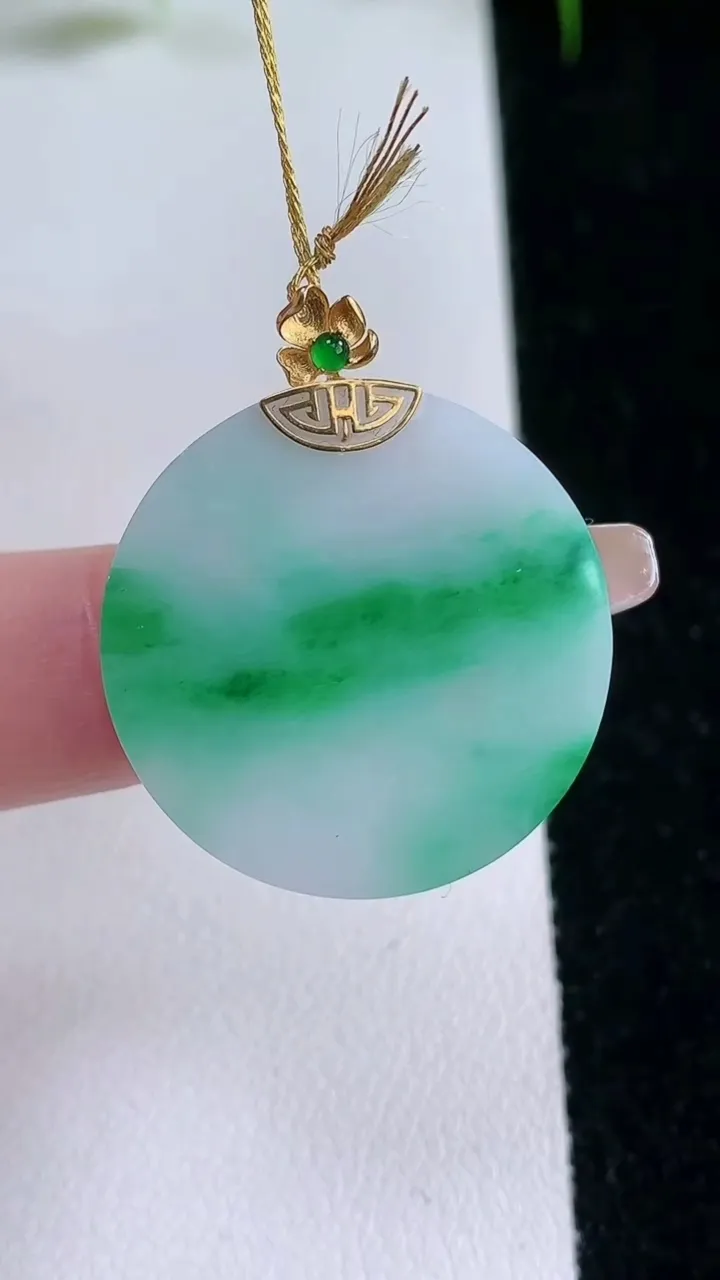 天然A货翡翠无事牌吊坠，尺寸25.8-1.6，重量:3.61g
1月25日