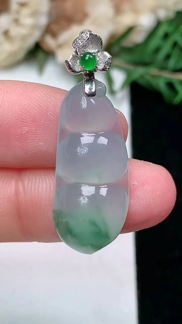 天然A货翡翠飘花福豆吊坠，尺寸26-11.5-5.6，重量:3.50g
1月25日