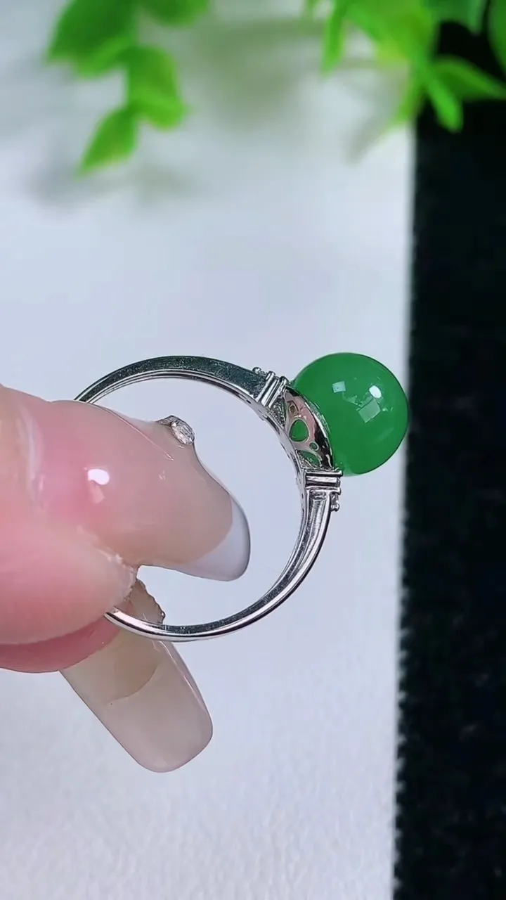天然A货翡翠圆珠戒指，尺寸17.3-8.4，重量:2.49g2026年1月25日
工厂直销收藏佳品,种好水足，色泽均匀，有种有色，上手高大气！
