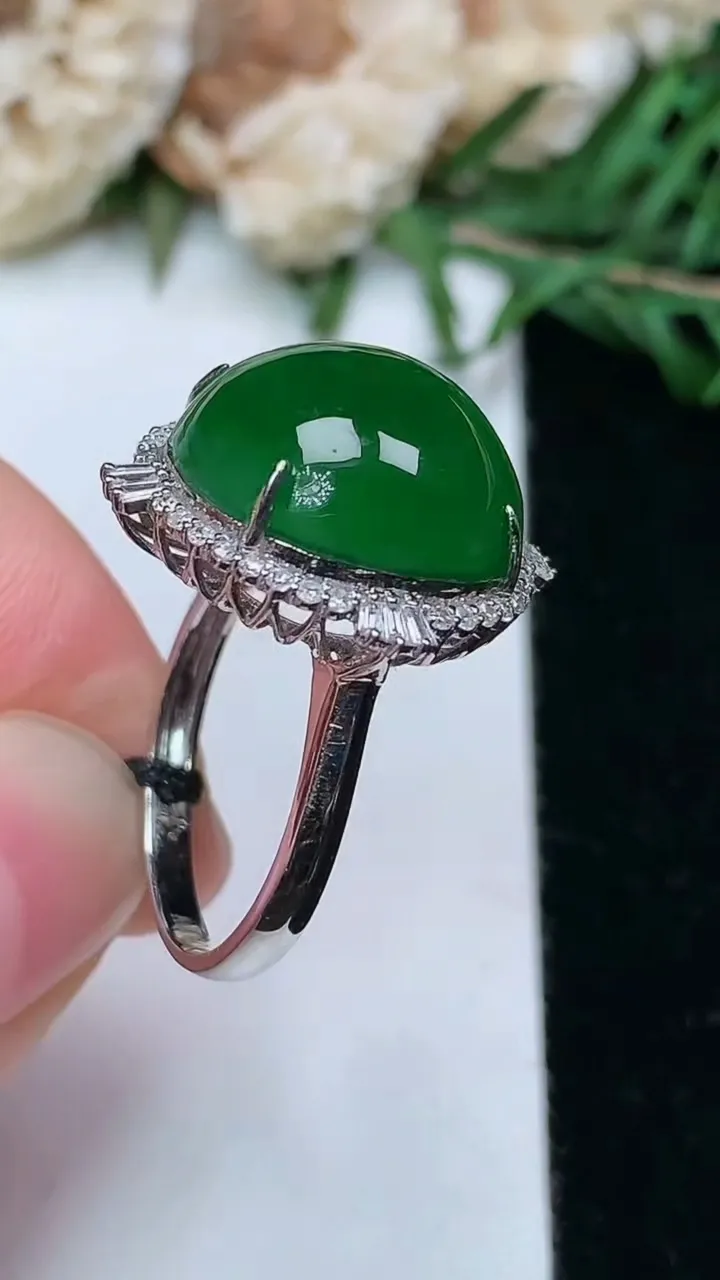 天然A货翡翠蛋面戒指，尺寸17.2-14.6，重量:4.38g2026年1月25日
工厂直销收藏佳品,种好水足，色泽均匀，有种有色，上手高大气！